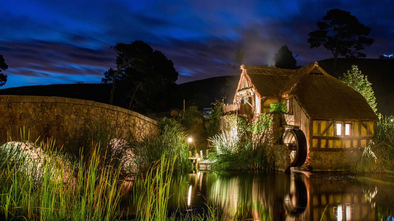 Hobbiton & Waitomo Caves Tour Hobbiton Tours